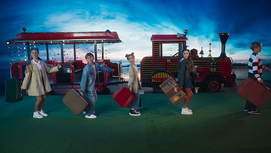 Sandra Valero, Blanca Miralles, Nayeli Ruiz, Mario Falero y Jesús Montero en el videoclip de 