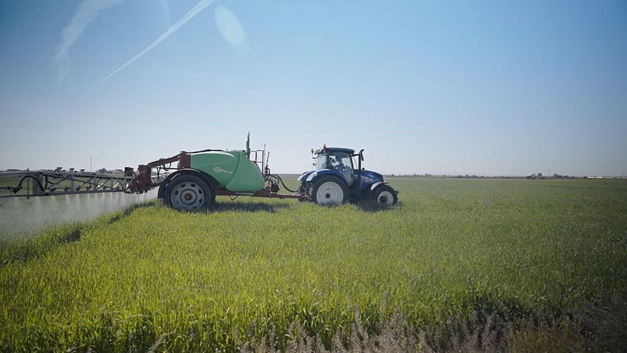 Tractor treballant la terra de Linyola