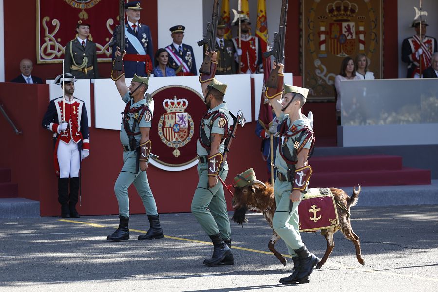 Los reyes ven pasar al chivo 'Pacoli', la mascota actual de la Legión