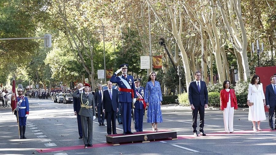 Los reyes, acompañados por la Princesa de Asturias y las autoridades asistentes, reciben honores de ordenanza
