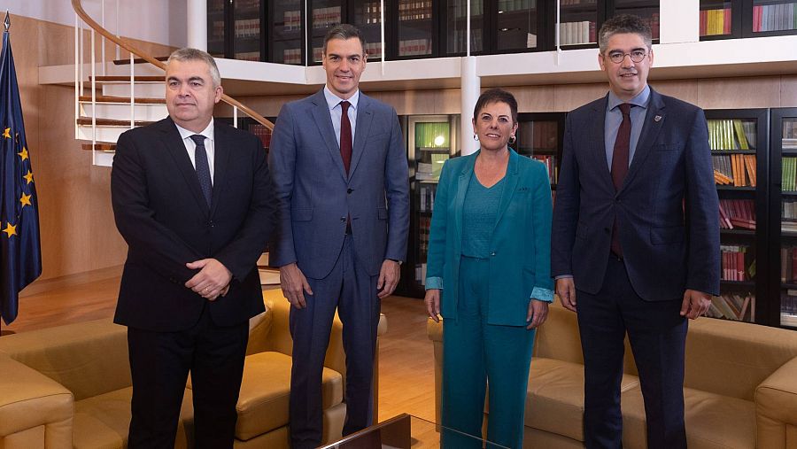 Pedro Sánchez con los miembros de EH Bildu con los que se ha reunido por primera vez