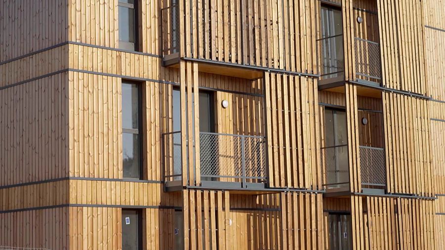 Façana dels habitatges construïts amb contenidors a Caldes de Montbui