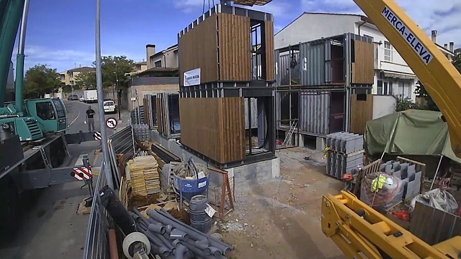 Construcció del bloc de pisos fets amb contenidors a Caldes de Montbui