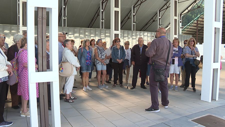 Grupo de turistas visitando la estación