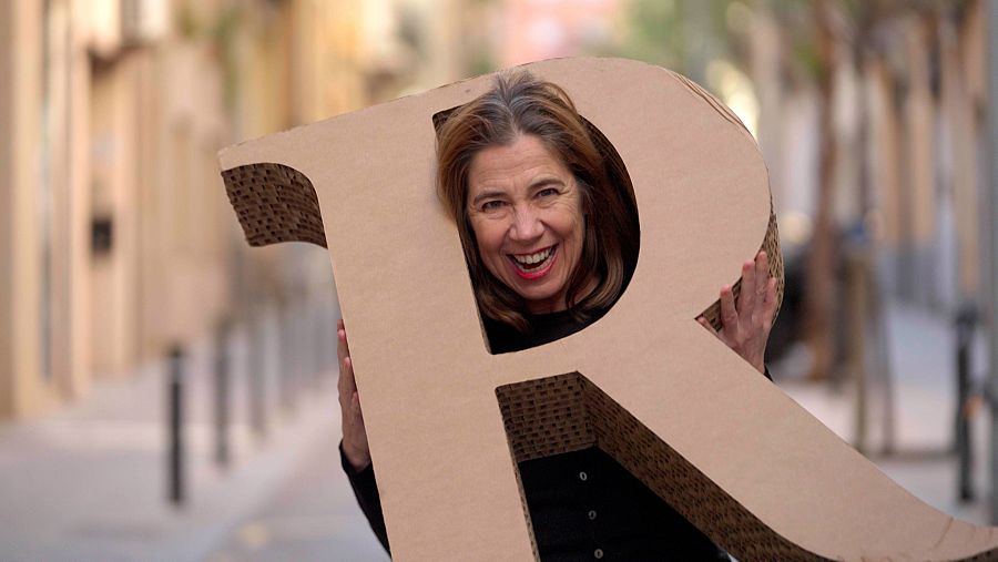 Ada Parellada amb el cap ficat una R de cartró de 'Planeta R'