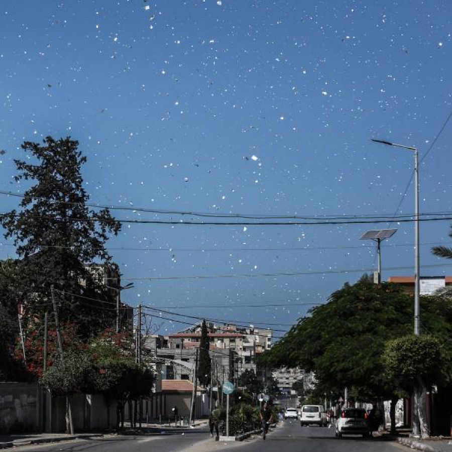 Israel lanzan panfletos sobre la Ciudad de Gaza pidiendo que los palestinos huyan al sur de la Franja.