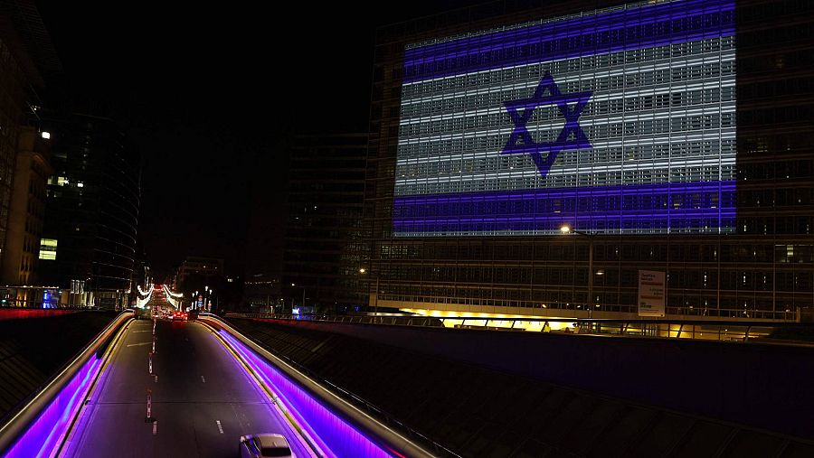 La bandera de Israel en la sede de la Comisión Europea en Bruselas el 8 de octubre