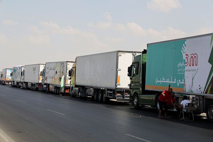 Camiones con ayuda humanitaria en dirección al paso de Rafah