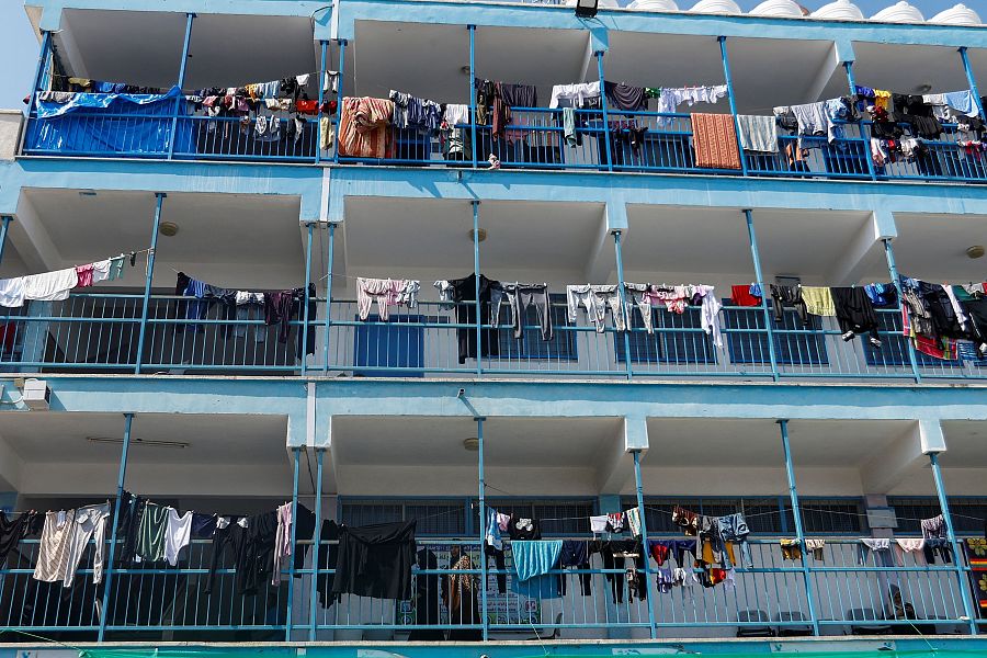 Palestinos se refugian en una escuela de Naciones Unidas en la ciudad gazatí de Jan Yunis.