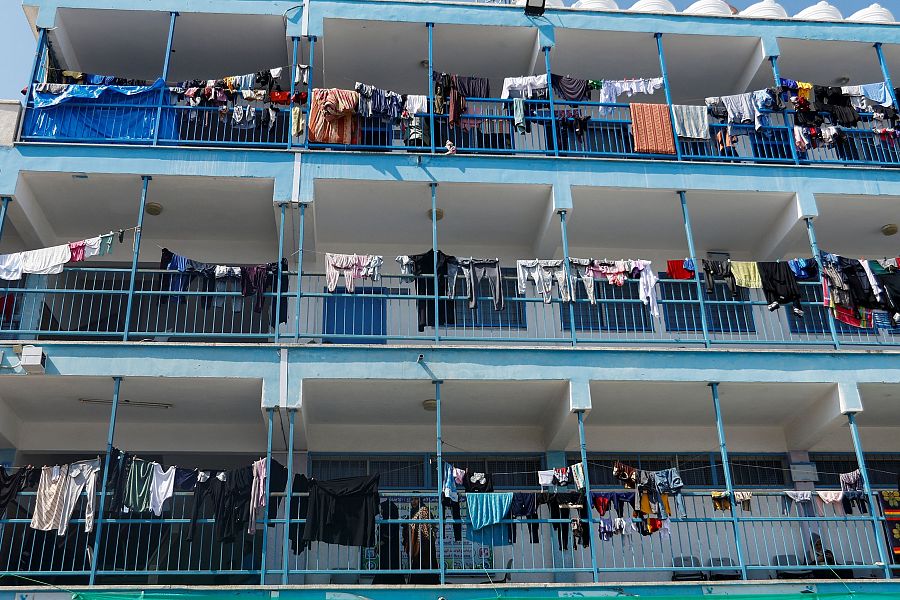 Palestinos se refugian en una escuela de Naciones Unidas en la ciudad gazatí de Jan Yunis.