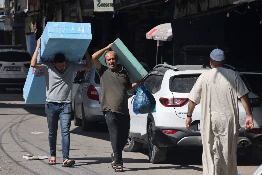 Palestinos improvisan camas en Rafah.