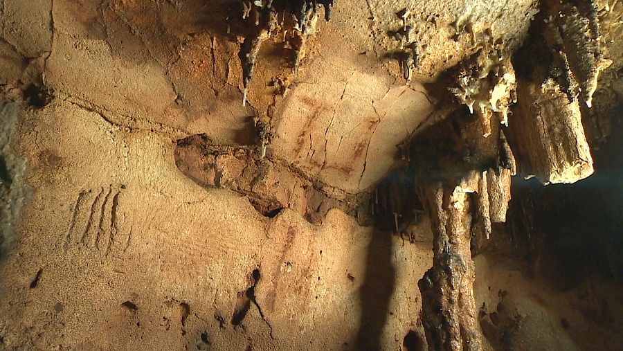 Zarpazo de oso y pintura lineal en las paredes de la cueva