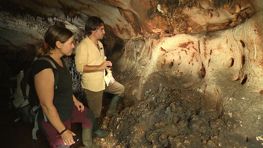 Aitor Ruiz Redondo y Virginia Barciela en una prospección en la Cova Dones