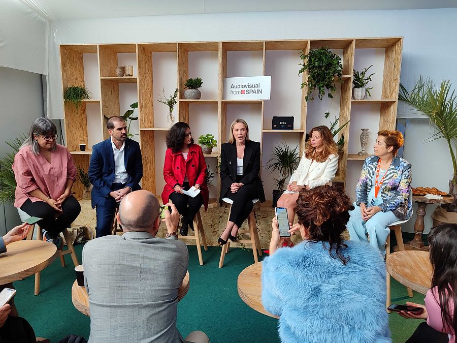  María García Castrillón  (Dopamine), Emilio Amaré (Plano a Plano), Irene Jiménez (moderadora), Aleksandra Martinovic (Telekom Serbia), Mariana Williams (Asacha) y María Jesús Pérez (directora comercial internacional RTVE)