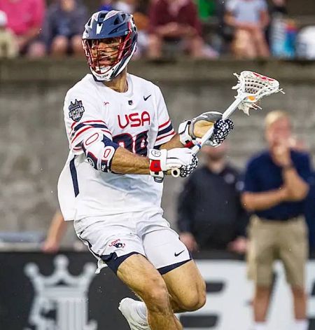 Un jugador de USA practicando lacrosse