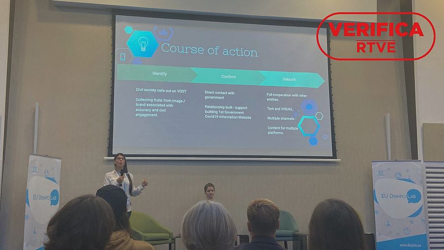 Irês Narciso de VOST Europe en el congreso EU DisinfoLab 2023. Con el sello VerificaRTVE en rojo.