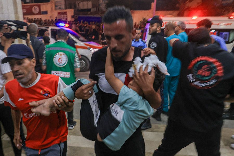 Un hombre corre en brazos con un niño herido tras el bombardeo a un hospital gazatí