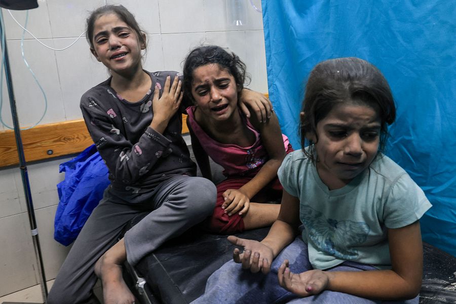Unas niñas refugiadas en el hospital de Gaza lloran después de producirse el ataque aéreo israelí