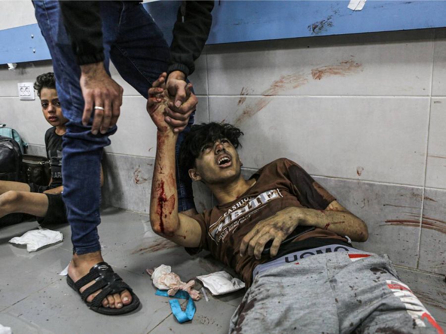 Palestinos heridos en el suelo del hospital Al-Shifa, después de ser trasladados del hospital Al-Ahli.