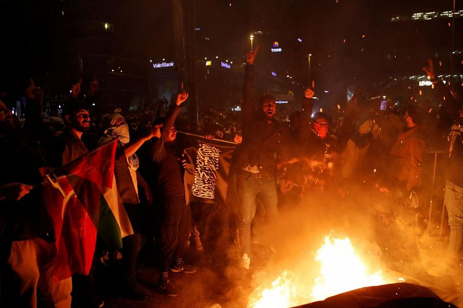 Manifestantes a favor de Palestina protestan cerca del Consulado de Israel en Estambul, Turquía.