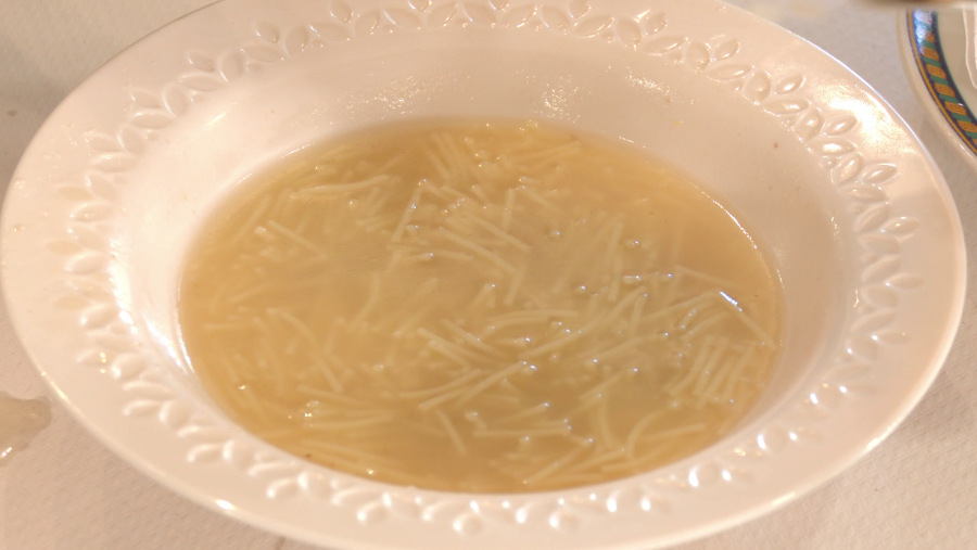 Empieza por la sopa y sigue por los garbanzos. ¡También puedes comerlo todo junto!