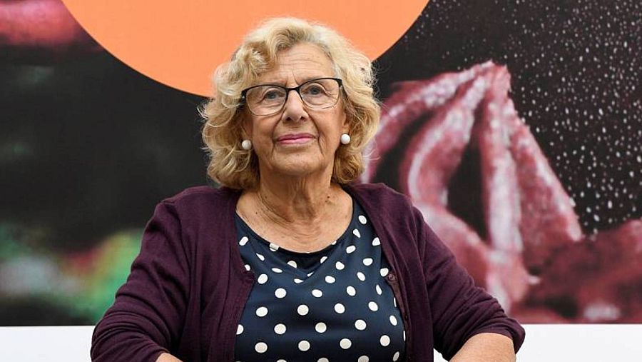 Plano medio de Manuela Carmena sonriendo