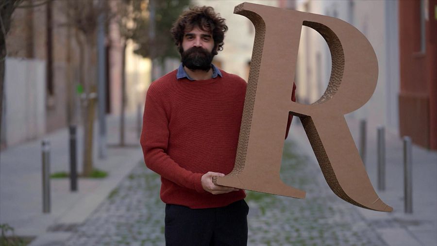 David Verdaguer amb la lletra R de catró a les mans, a 'Planeta R'