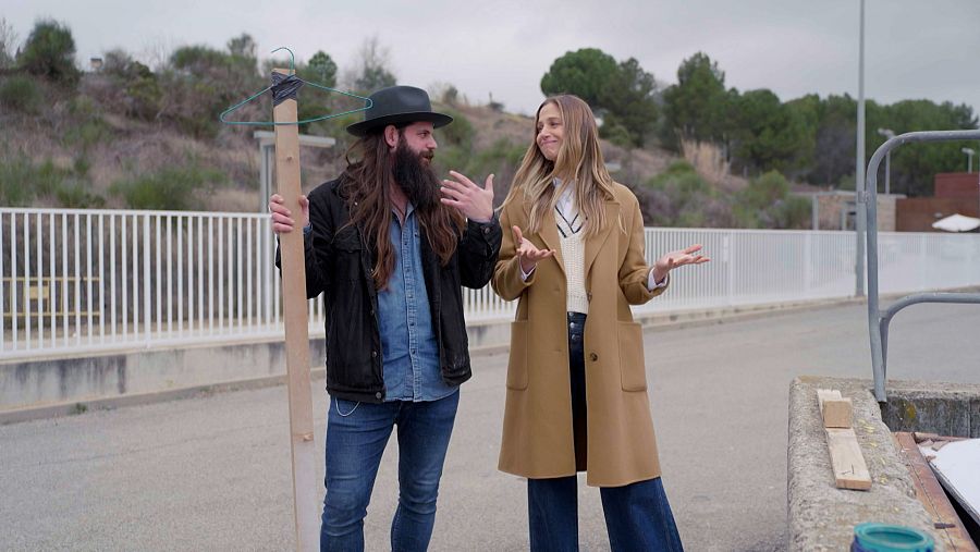 Sergi Estella i Martina Klein construint un instruments amb fuestes i un penjador, a 'Planeta R'