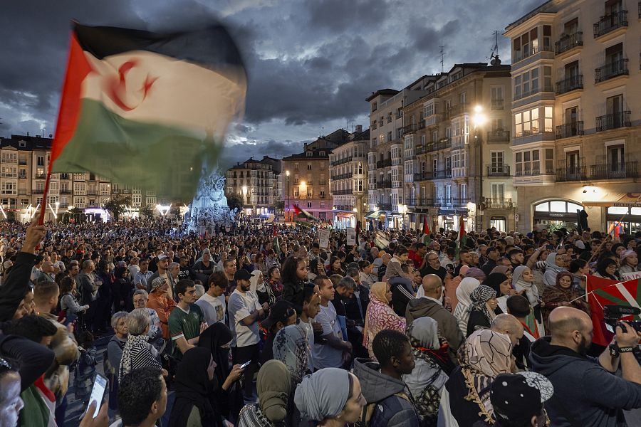 Concentración multitudinaria en una plaza de Vitoria en apoyo al pueblo palestino