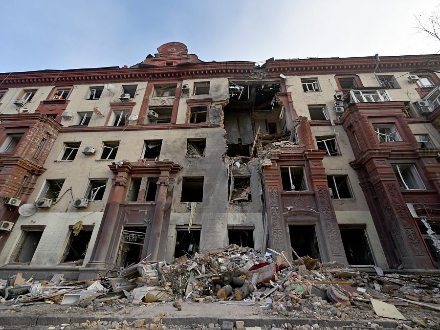 Vista de la destrucción de un edificio en Zaporiyia. 18/10/23. 