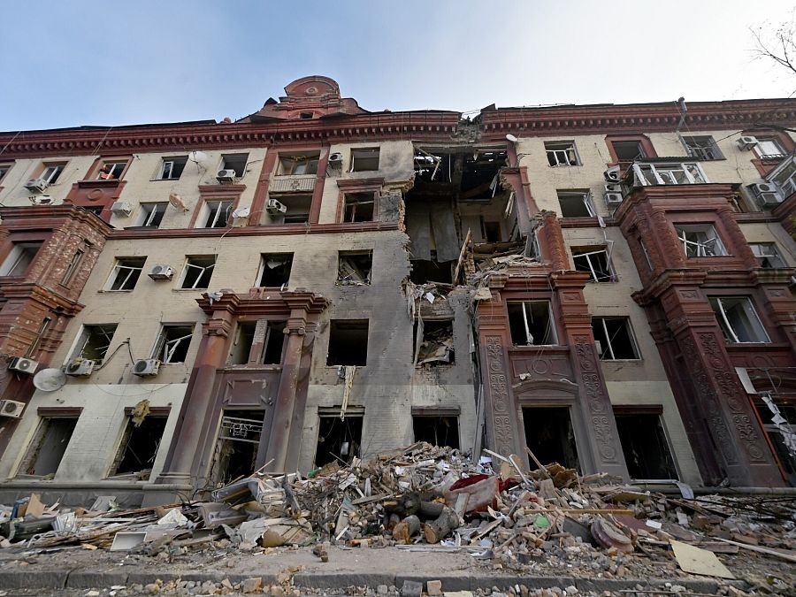 Vista de la destrucción de un edificio en Zaporiyia. 18/10/23. 