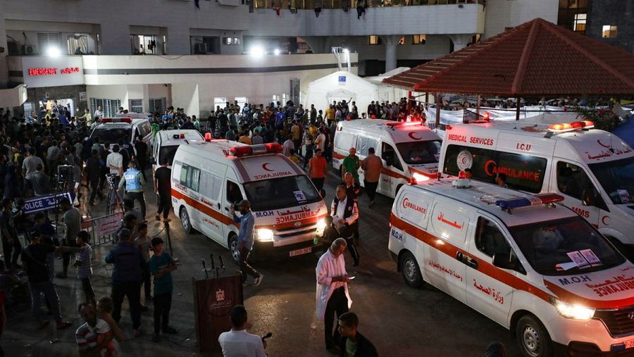 Ambulancias en el exterior del hospital de Al-Shifa