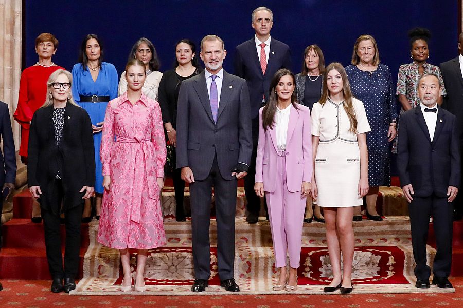 La familia real posa junto a los ganadores de los Premios Princesa de Asturias 2023