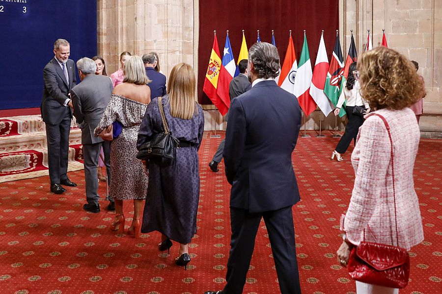 Los invitados a la audiencia previa esperan a ser recibidos por la familia real