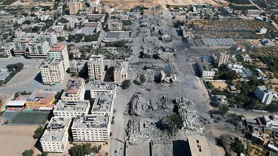 Vista aérea de edificios de viviendas destruidos por bombardeos israelíes en la localidad de Al Zahra, en el norte de la Franja de Gaza, este viernes, 20 de octubre. Foto: Belal ALSABBAGH / AFP.