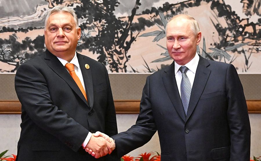 El presidente ruso Vladimir Putin (d) se reúne con el primer ministro de Hungría, Viktor Orban, al margen del Foro Nueva Ruta de la Seda en Pekín, China