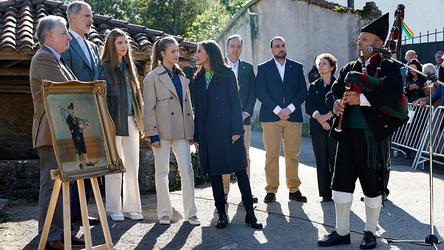 La familia real junto al cuadro del Gaitero de Libardón (Ramón García Tuero), regalo para SS.MM.