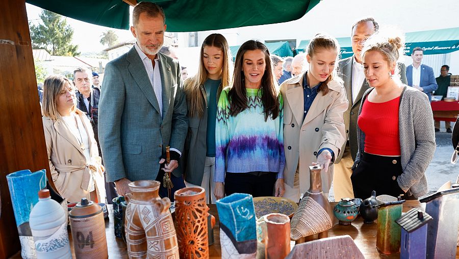 La familia real visita una muestra de artesanía en Arroes