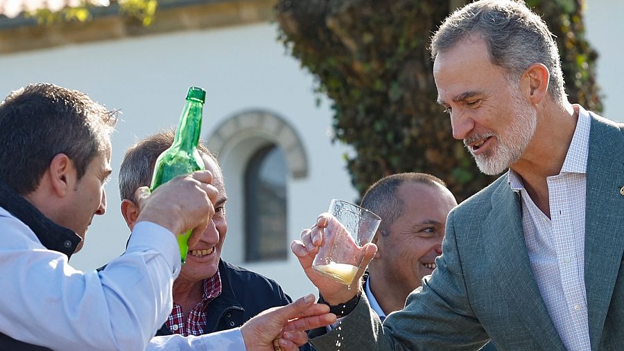 Felipe VI degusta un culín de sidra