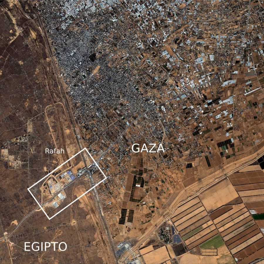 Vista aérea y localización del paso fronterizo de Ráfah, en el sur de Gaza.