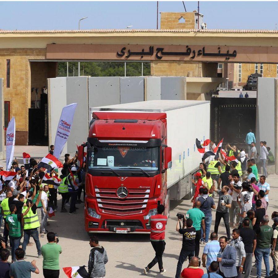 Un camión con ayuda humanitaria cruza el paso fronterizo de Ráfah, entre Egipto y Gaza