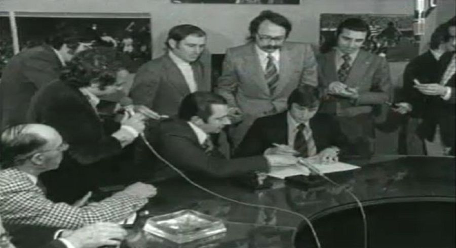 Johan Cruyff signa pel Barça: el seu traspàs va ser el més car que s'havia pagat mai