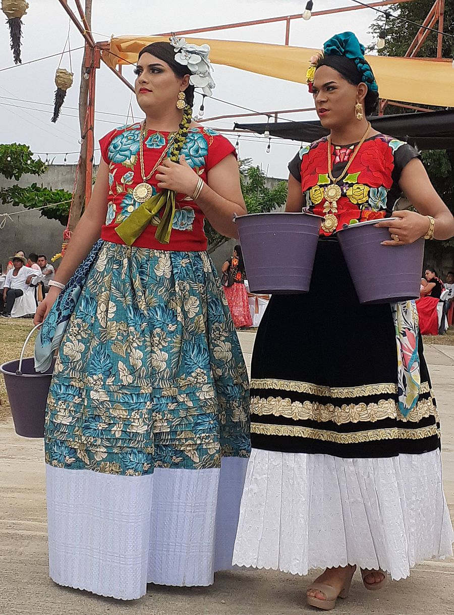 Dos muxes vestidos con trajes de tehuana, vestimenta típica del Istmo de Tehuantepec