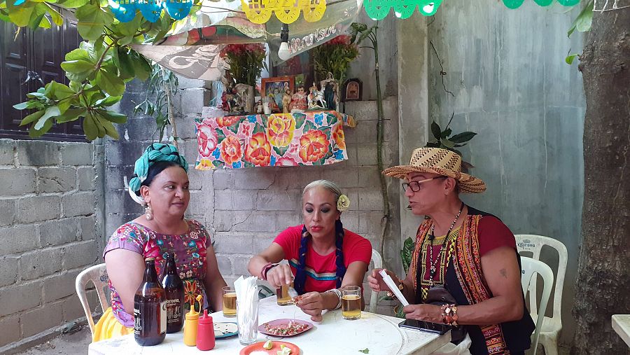 Tres muxes charlan en una cantina de Juchitán de Zaragoza.