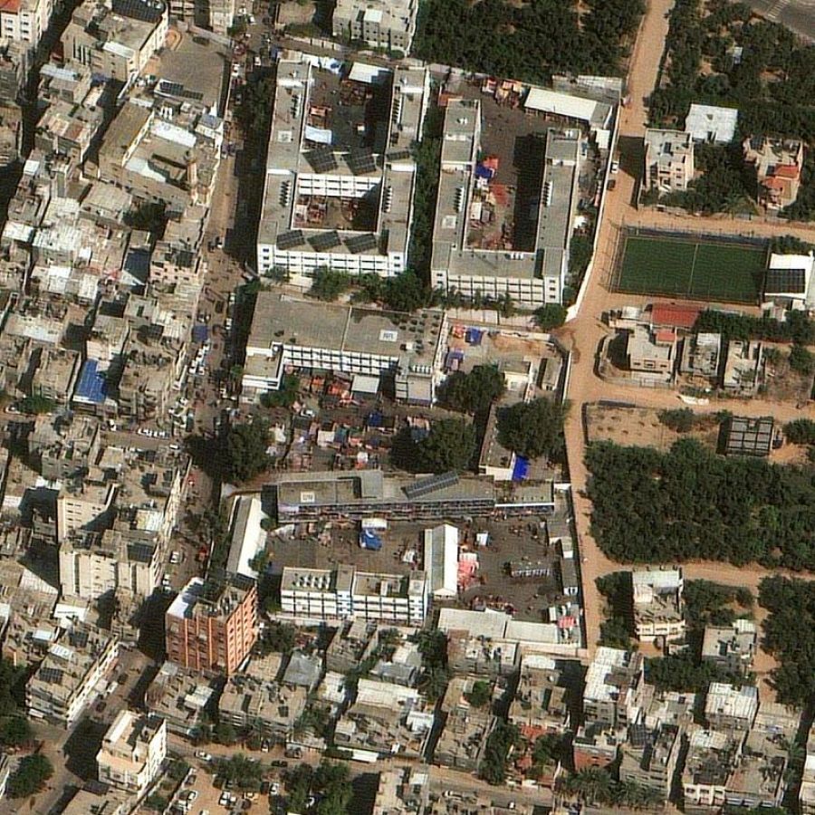 Desplazados buscando refugio en la calle Al-Mokhayam, en la ciudad de Gaza