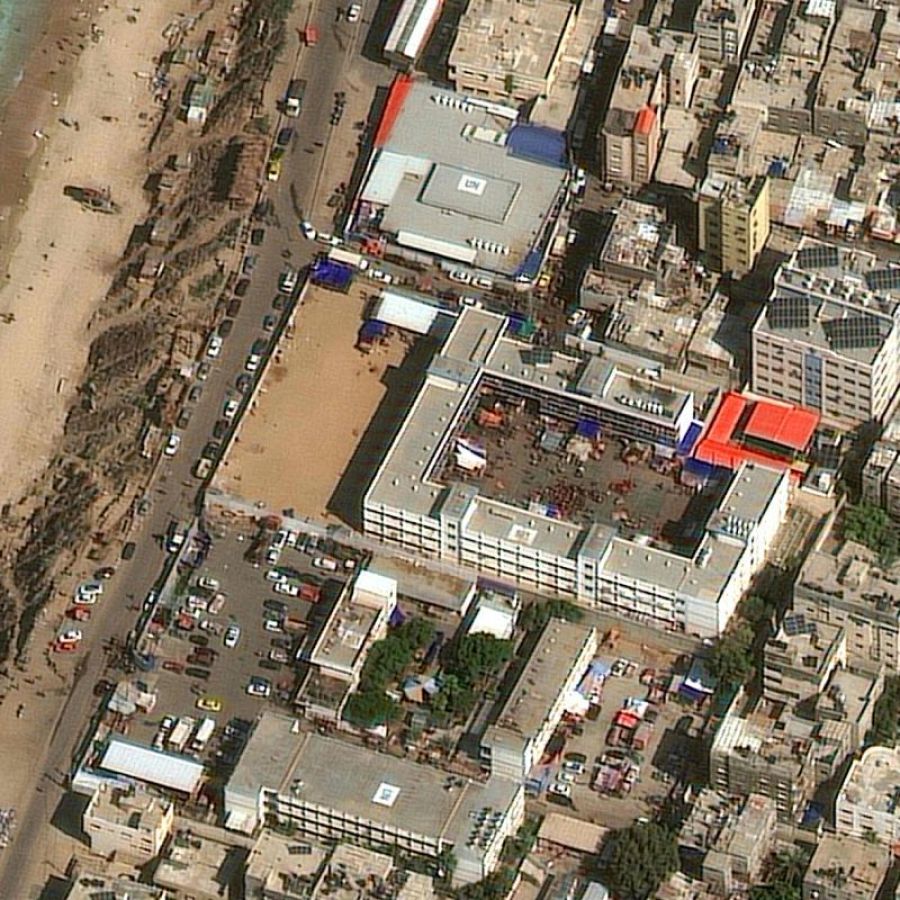 Personas buscando refugio en una escuela de la ciudad de Deir Al-Balah, en el centro de la Franja de Gaza