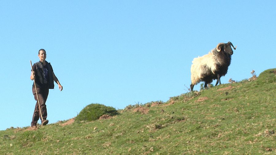 Elena es investigadora contra el cambio climático y, de mayo a octubre, pastorea en el Pirineo francés