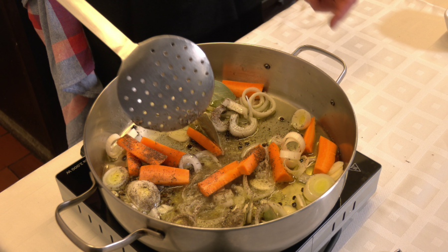 Picar bien todas las verduras y rehogarlas en una olla con un chorro de AOVE.