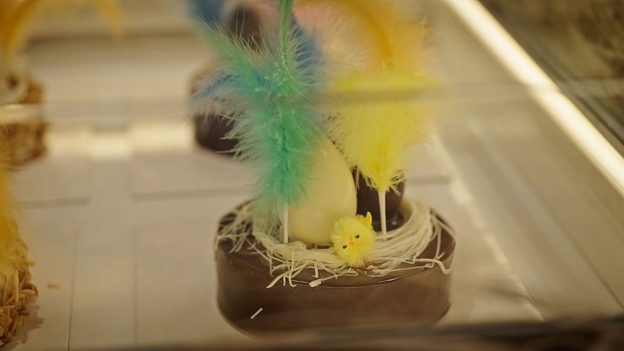 Imatge d'una mona de Pasqua mab pollet i plomes de colors