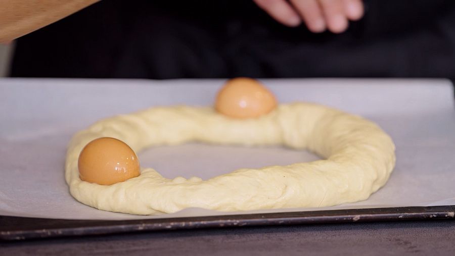 Mona de Pasqua tradicional abans de la cocció al forn a 'La Recepta Perduda'